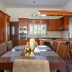 Leone Luxury Kalamákion