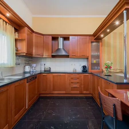 Leone Luxury Kalamákion