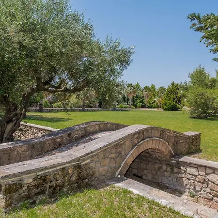 Leone Luxury Villa Kalamákion